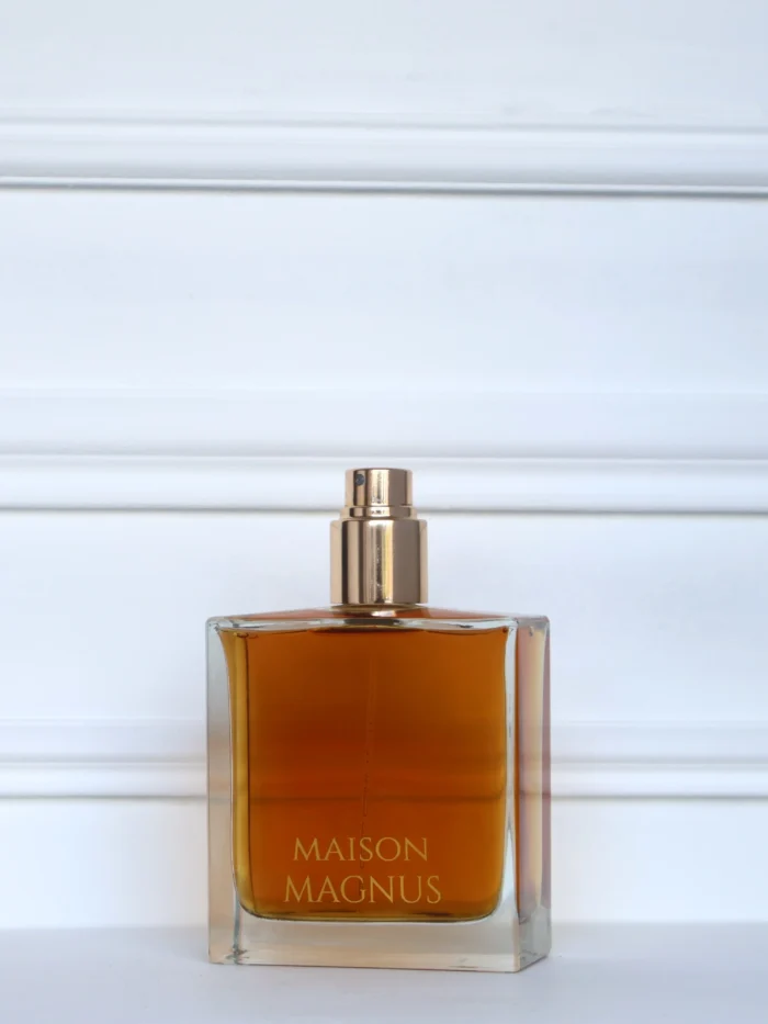 parfum d'intérieur haut de gamme Maison Magnus 100 ml sur un fond blanc avec moulures, l'art de vivre.